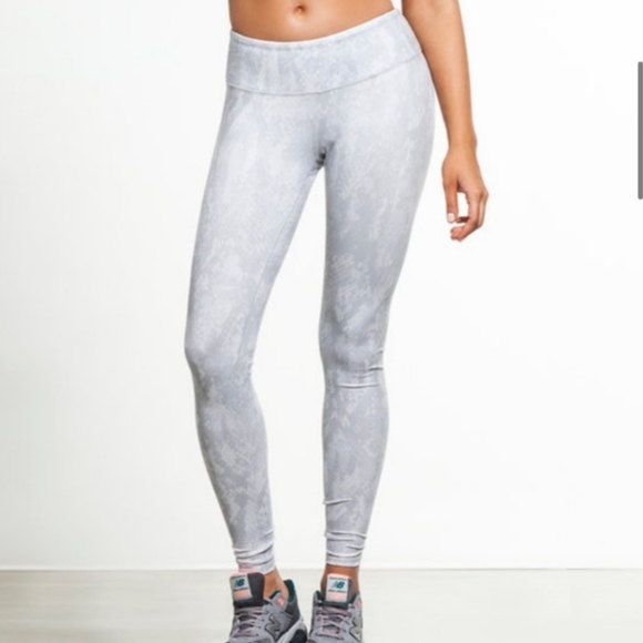 Alo Yoga Airbrush Leggings in Vapor Python White Gray, Full Length, Small Medium - Picture 2 of 14